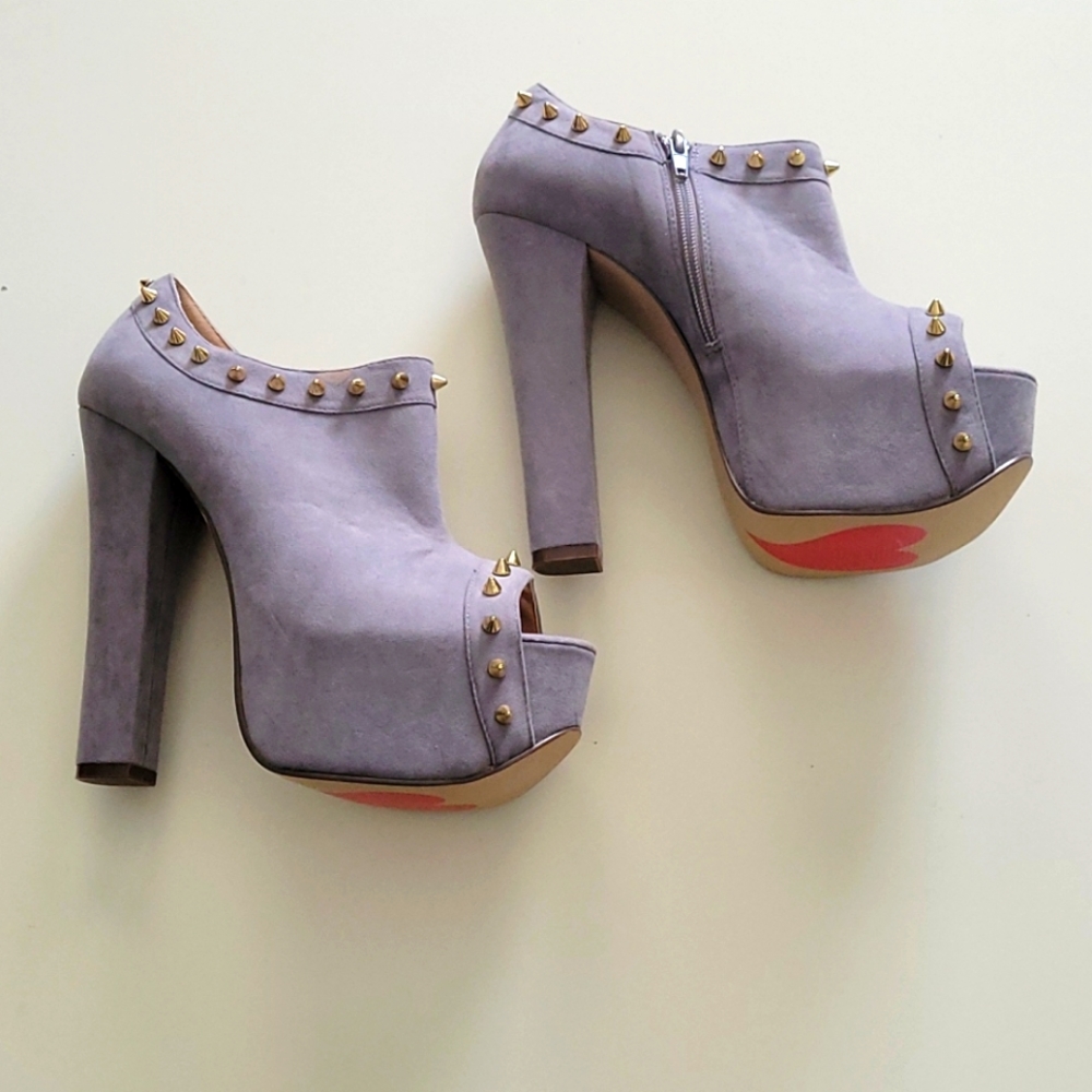 NWOT- Mighty Miss - light Grey Suede Luichiny
